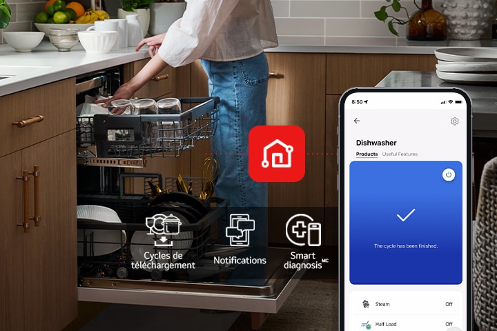 Un smartphone affiche LG ThinQ™ dans une cuisine avec 3 fonctionnalités d'application : Télécharger les cycles, Notifications et Diagnostic intelligent™